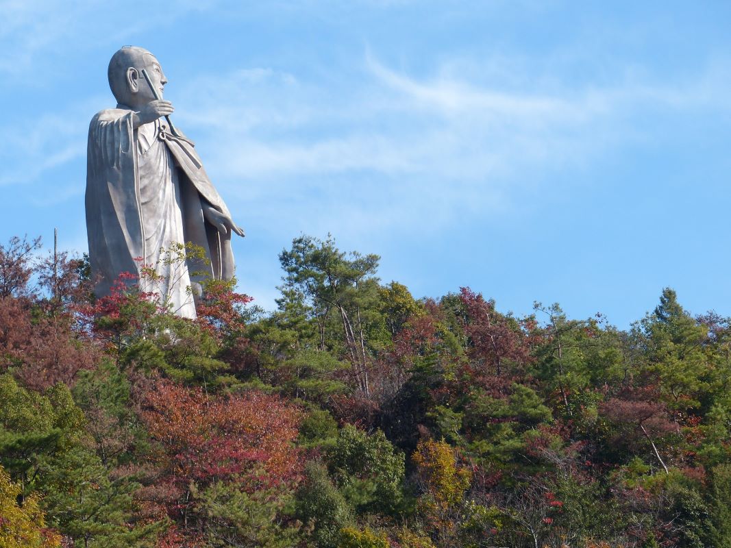 Buddha statues seen from near Ishite In Matsuyama