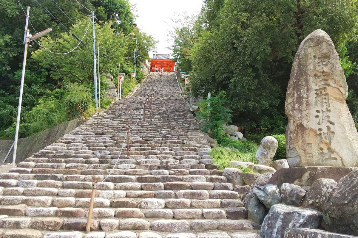 The approach to Isaniwa Shrine